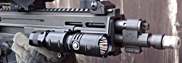 Má smysl nabíjecí svítilna do taktického prostředí? Fenix TK20R