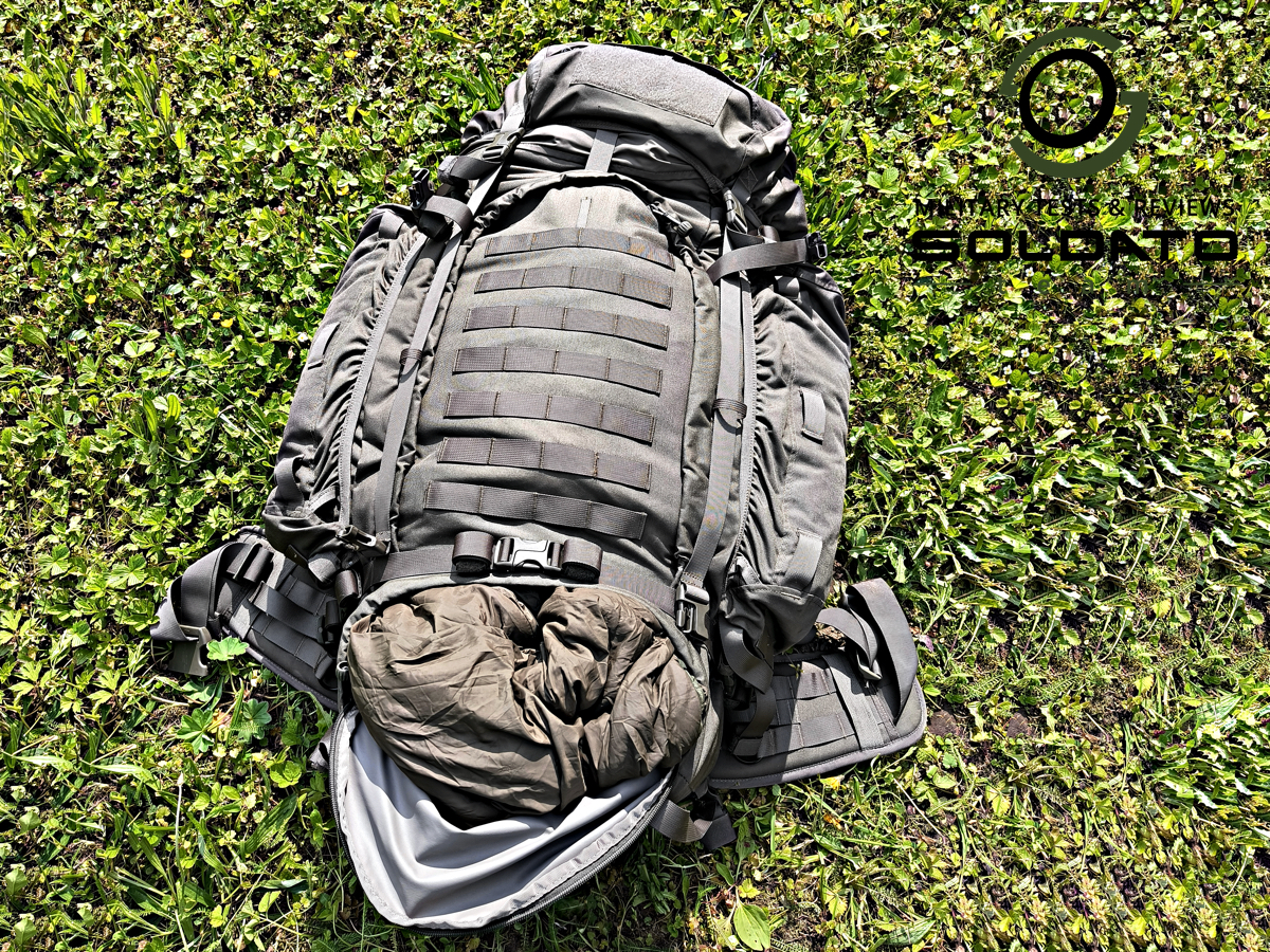 Vojenský spacák v dolní komoře batohu Snigel 100l. 