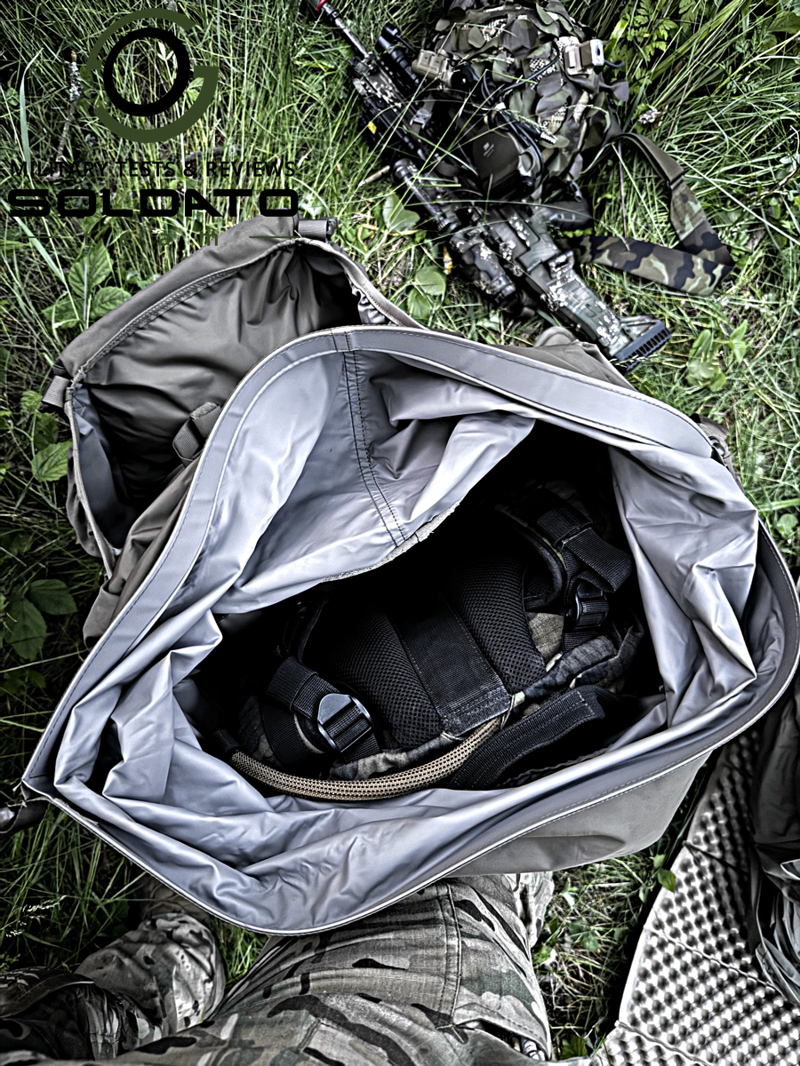 Pohled do horní komory batohu Snigel 100l s viditelným vykrojením pro helmu. 