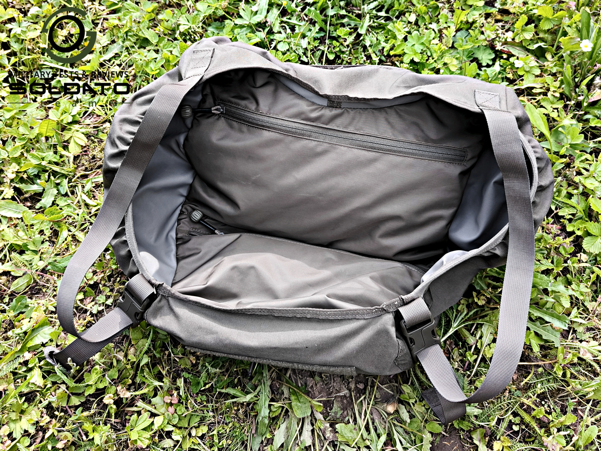 Odejmuté samostatné víko batohu Snigel 100l, které se dá použít samostatně. 