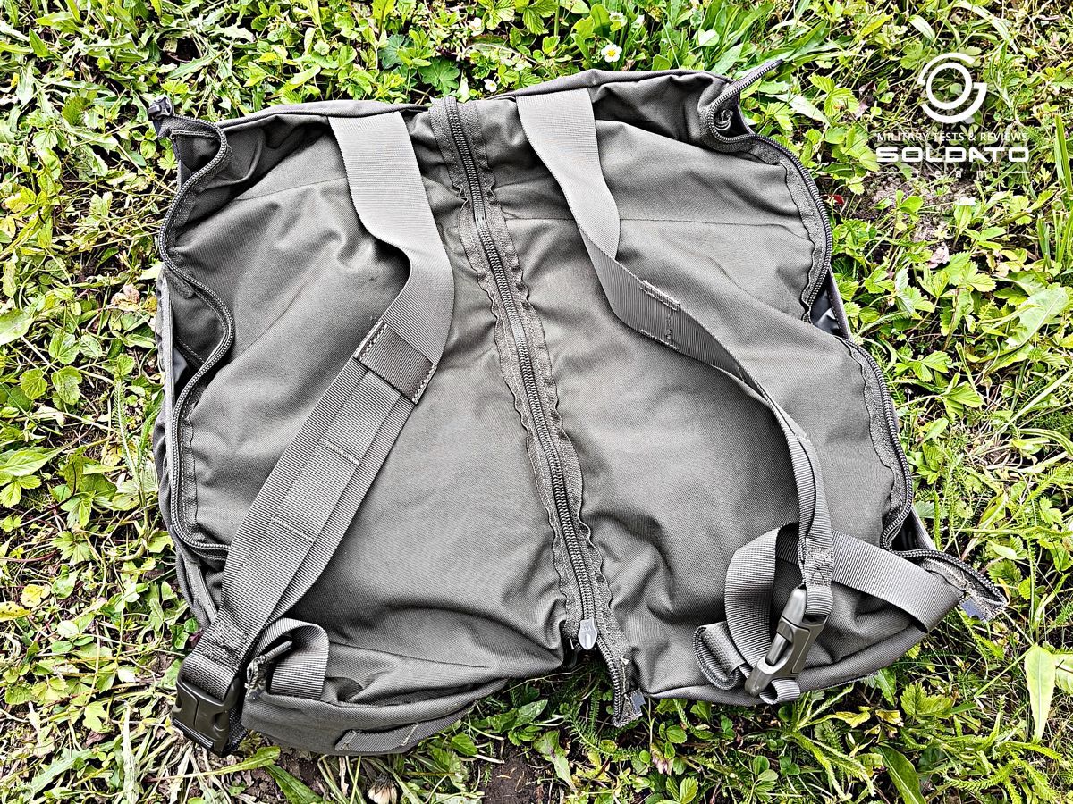 Odepnuté boční kapsy batohu Snigel 100l spojené do malého batůžku. 