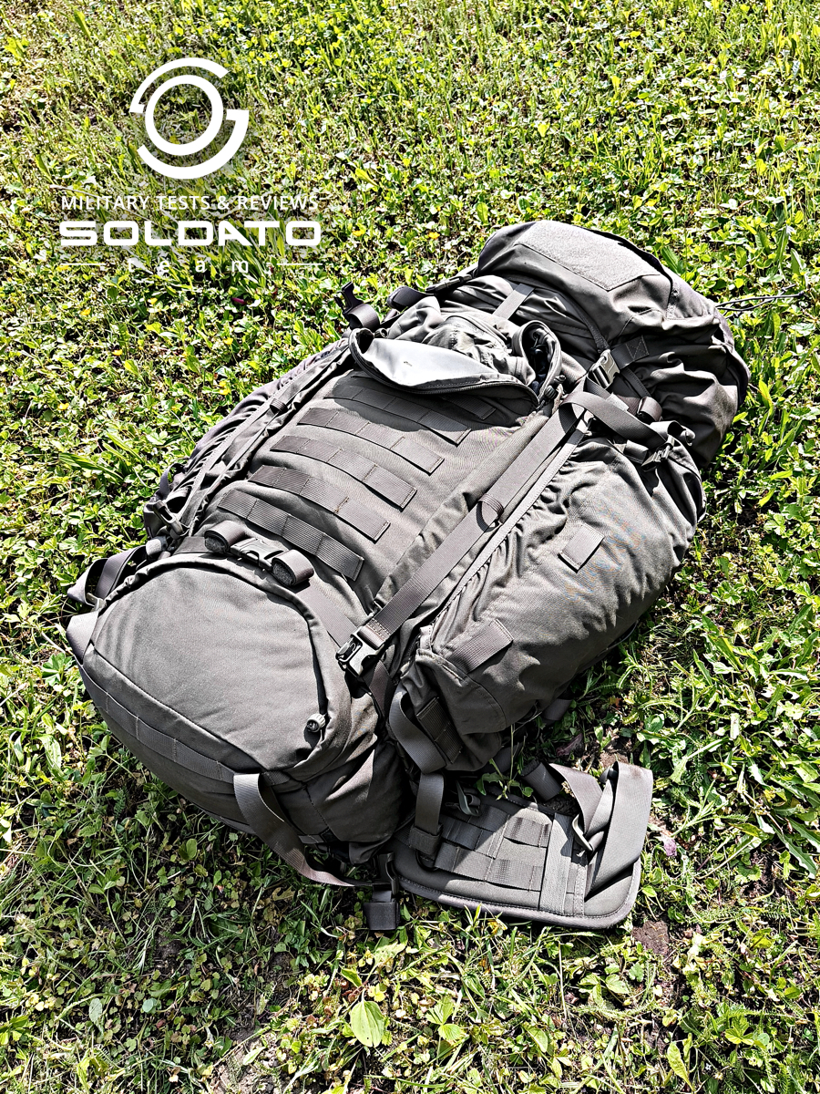 Celkový pohled na batoh Snigel 100l s pootevřenou horní komorou. 