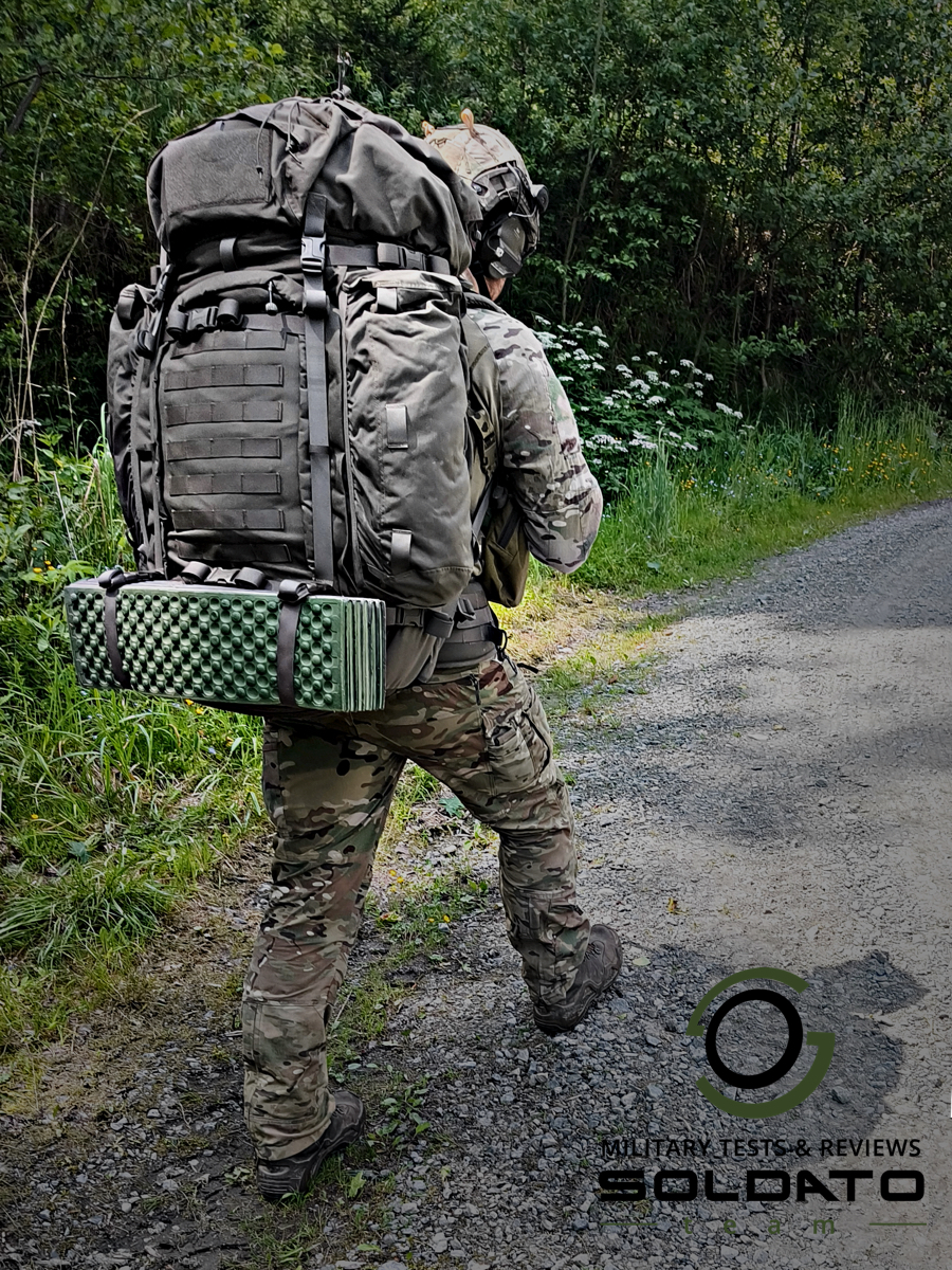 Stojící voják v uniformě multicam s batohem Snigel 100l na zádech. 