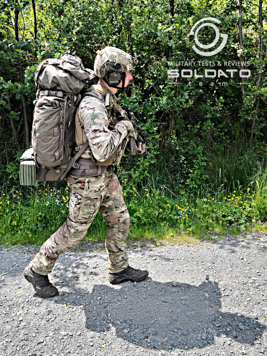 Pochodující voják s batohem Snigel 100l, kde je vidět jeho dobré sezení na zádech. 