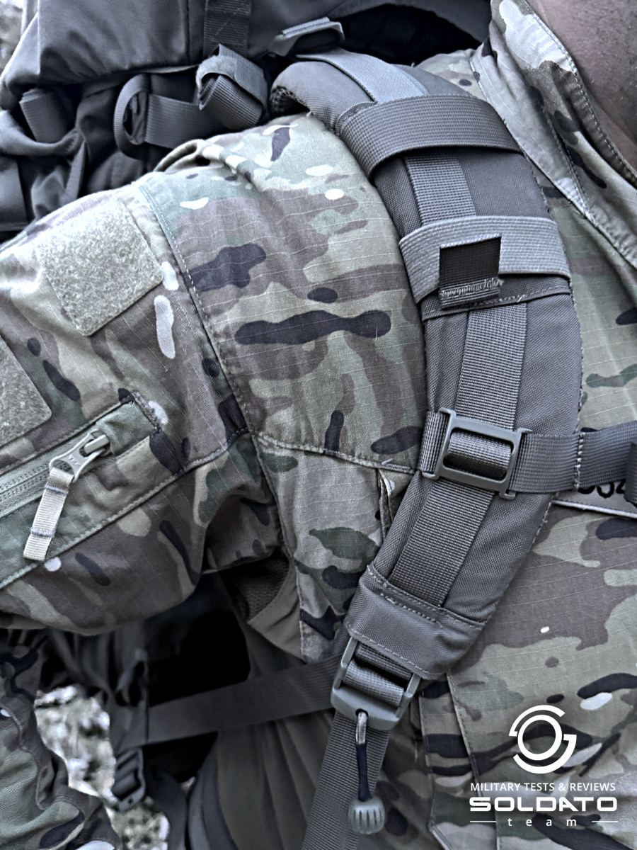 Detailní pohled na ramenní tráky batohu Snigel 100l. 