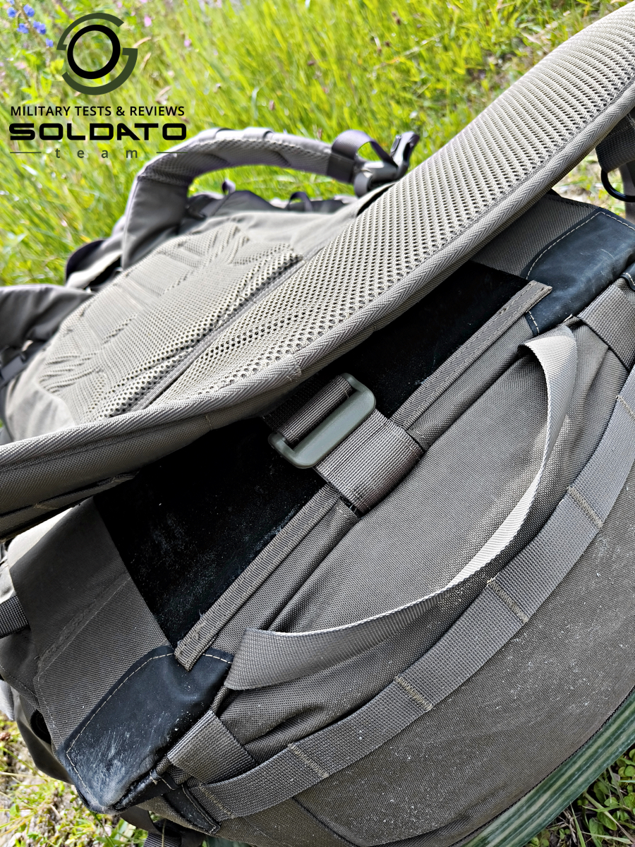 Zajímavé jednobodové upnutí bederního pásu u batohu Snigel 100l. 