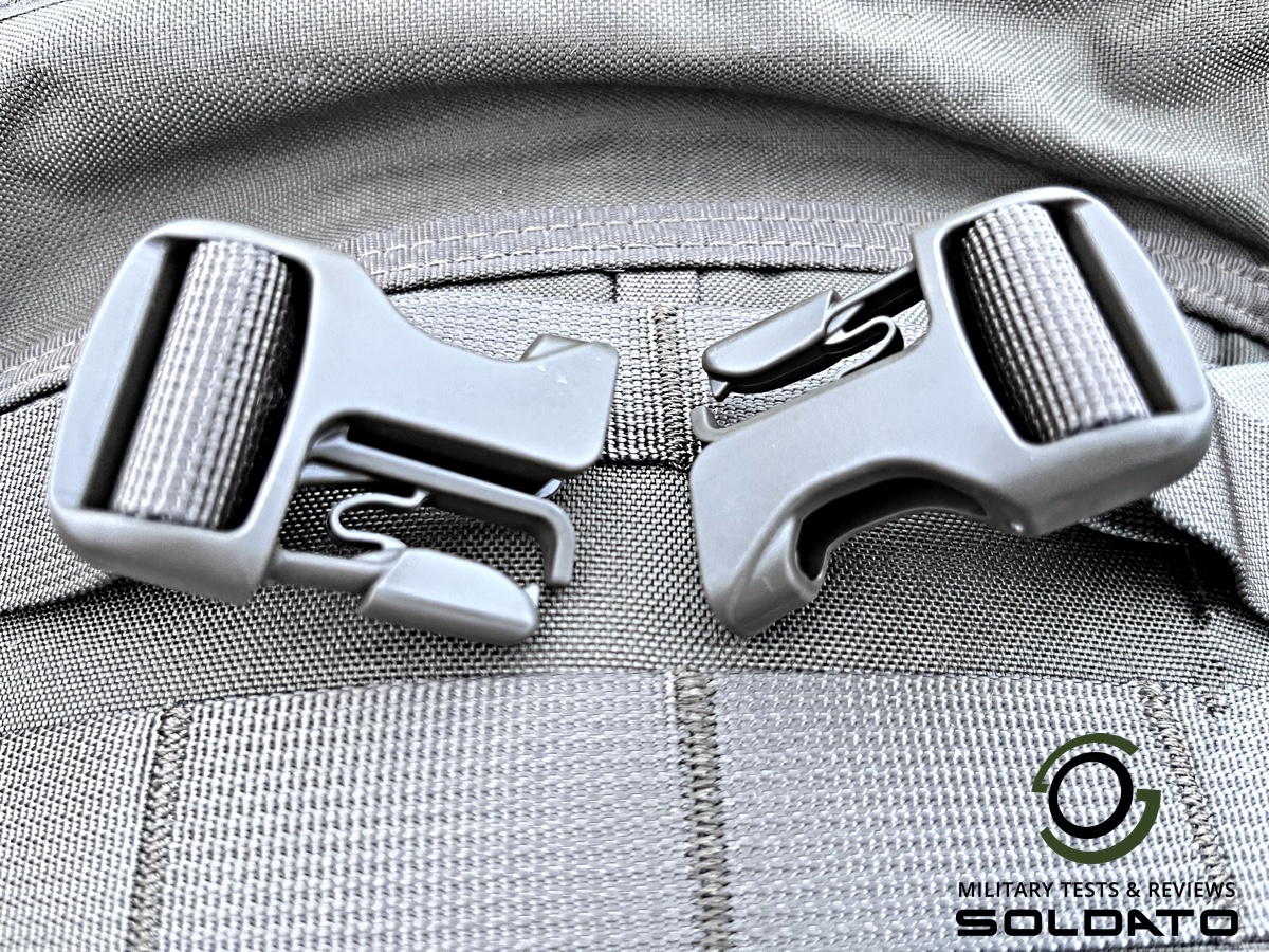 Zajímavě řešené přezky Duraflex Herma použité u batohu Snigel 100l. 