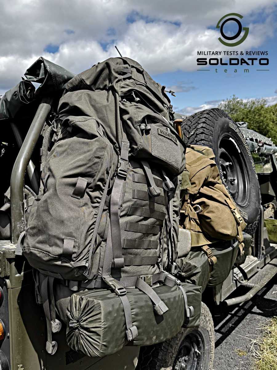 Velký batoh Snigel 100l upnutý na bojovém vozidle Kajman pomocí zadního popruhu. 