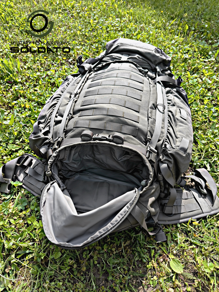 Otevřená spodní kapsa batohu Snigel. 