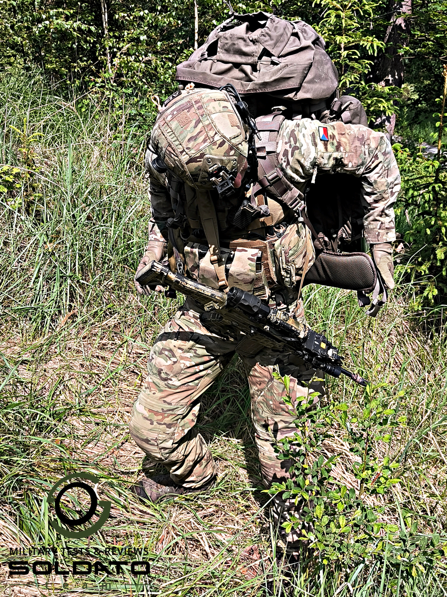 Voják si zapíná bederní pás batohu Snigel. 