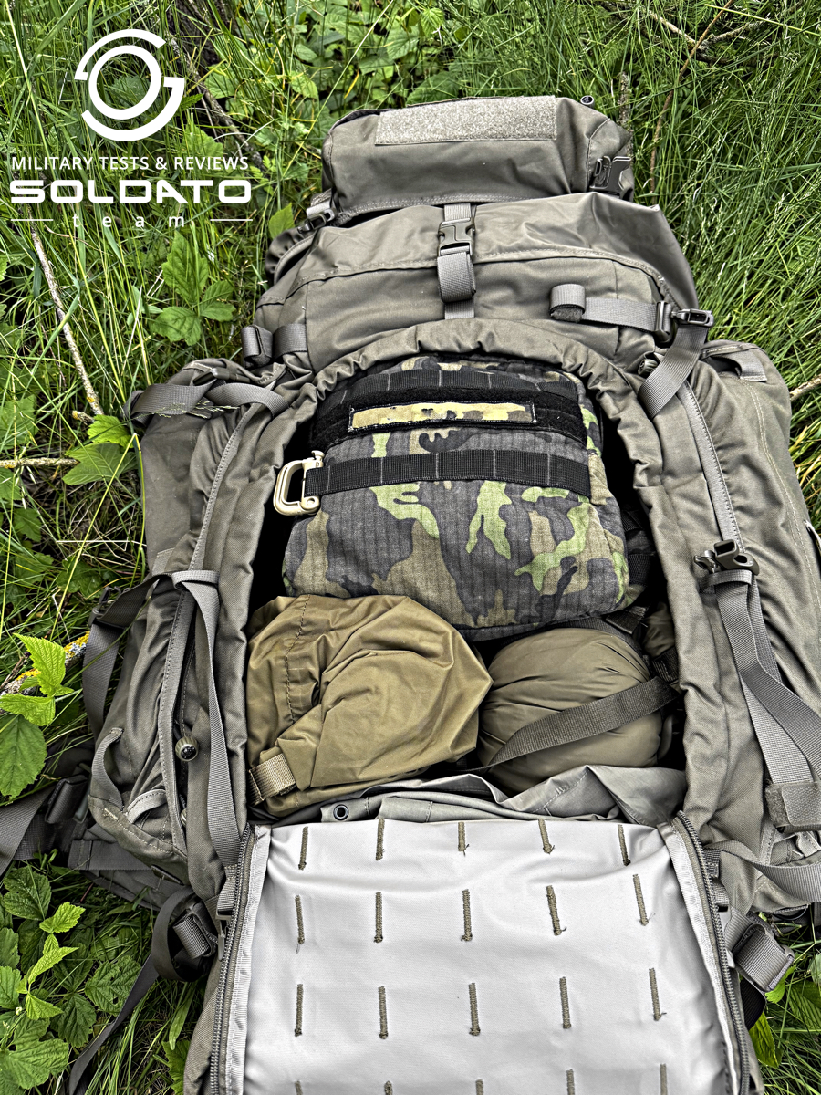 Pohled na vybavení v hlavní komoře batohu Snigel. 